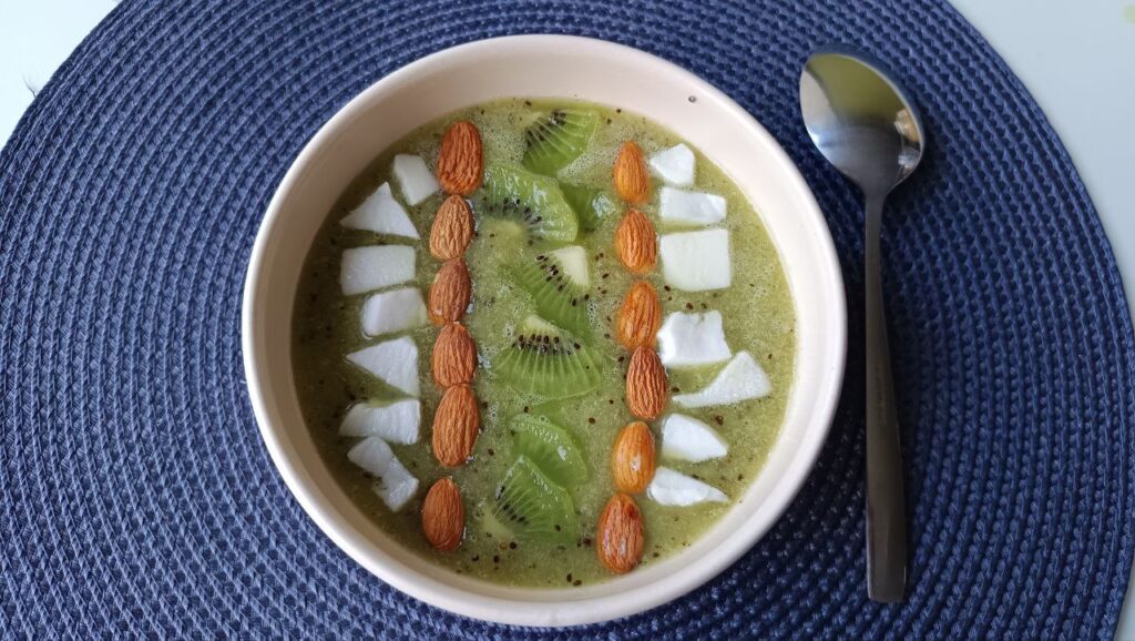 Présentation de recette de smoothie bowl au kiwi et au citron vert