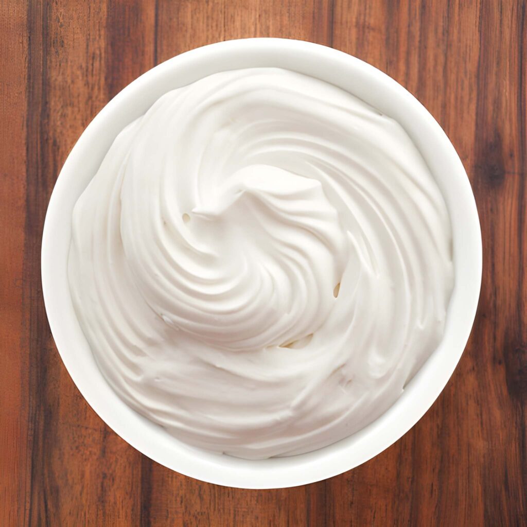 Chantilly mascarpone ferme et onctueuse dans un bol, prête pour la décoration des desserts.