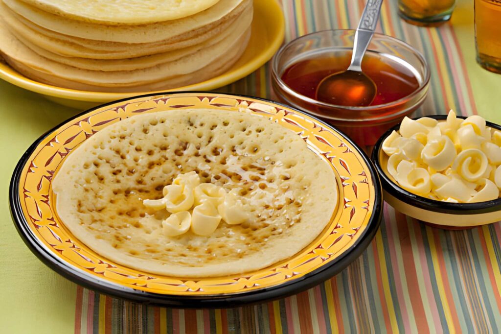 crêpes mille trous marocaines, dorées et aériennes, nappées de miel et de beurre fondu