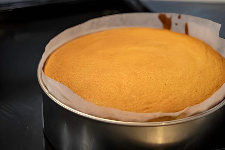 Génoise très haute inratable moelleuse cuite dans un moule haut