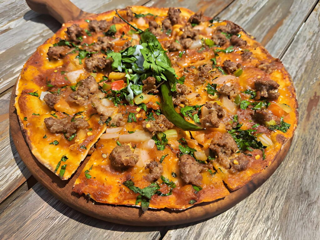 Un plat de pizza kebab