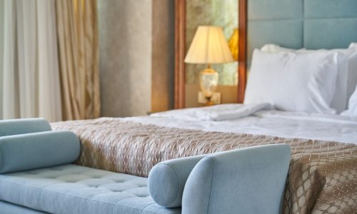 bed, hotel, luxurious-4416515.jpg